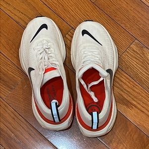 NWOB new without box women’s Nike invincible 3 sneaker size 8